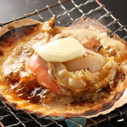 【奶油醬油烤扇貝】新鮮出爐的熱騰騰的扇貝是我們的驕傲。燒烤帶來的風味與奶油的香氣融合在一起。
