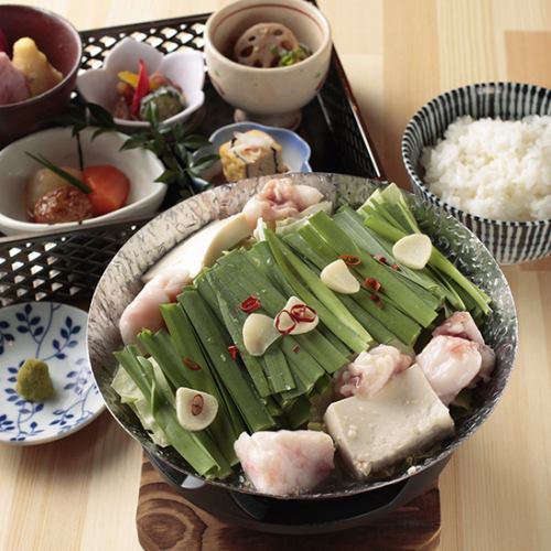 丸美屋的小锅午餐任您选择♪「附有5种家常菜和配菜自助餐」1人2,600日元♪