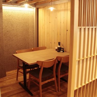 [Private room for 2-4 people] Enjoy a special moment in the relaxed atmosphere of Maru Kaiya Nippon Life Sapporo Building store.This completely private room can accommodate 2 to 4 people, making it ideal for intimate conversation or business purposes.The interior of the store is filled with the warmth of wood, creating a soothing space that will help you forget your daily routine.This seating is popular, so we recommend you make your reservation early.Enjoy the flavors of Hokkaido to your heart's content.