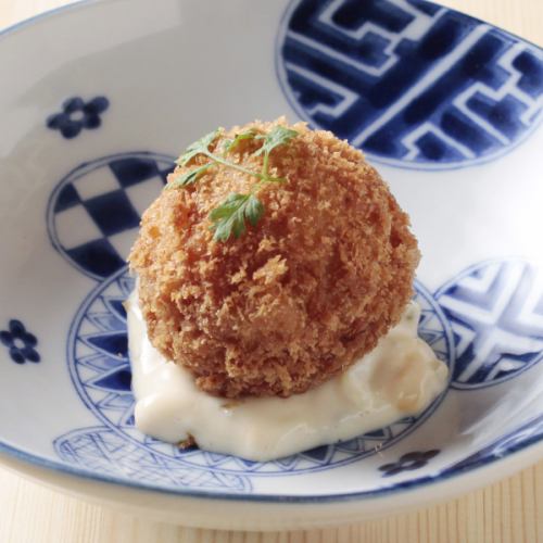 【名物！蟹クリームコロッケ】北海道の海が育んだ豊かな蟹の味わいがぎっしり。特製タルタルソースでどうぞ