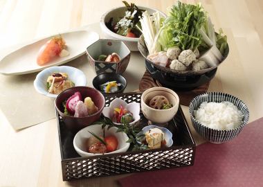 丸井屋迷你火锅午餐,无限量供应小菜(共30种),价格2800日元至3400日元!!6月1日起供应