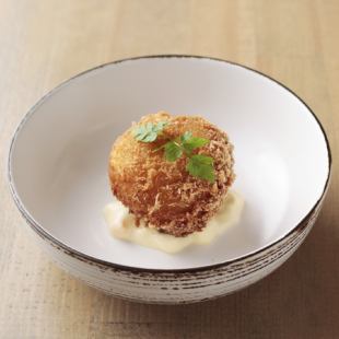 【名物！蟹クリームコロッケ】北海道の海が育んだ豊かな蟹の味わいがぎっしり。特製タルタルソースでどうぞ