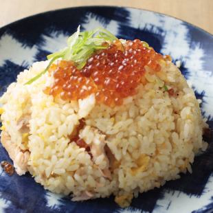 鮭チャーハンいくらのせ