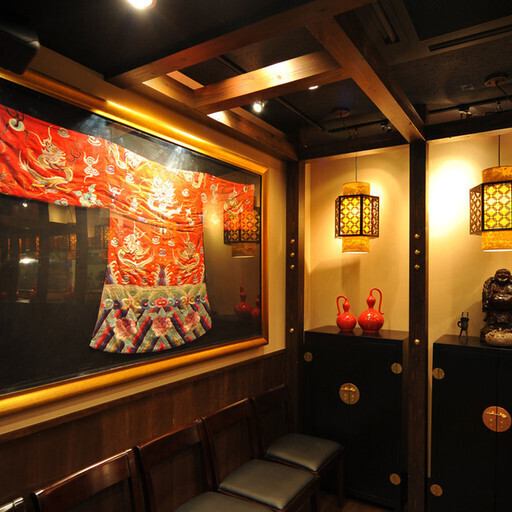 本格西安料理が堪能できる当店『西安刀削麺酒楼 三田店』は海外を連想させる高級感溢れる内装が魅力的です♪オレンジ色の照明と木を基調とした落ち着いた雰囲気の店内はリラックスしてお食事をお楽しみいただけます！また、総席数80席の広々とした空間の店内は様々なお食事シーンにマッチします◎