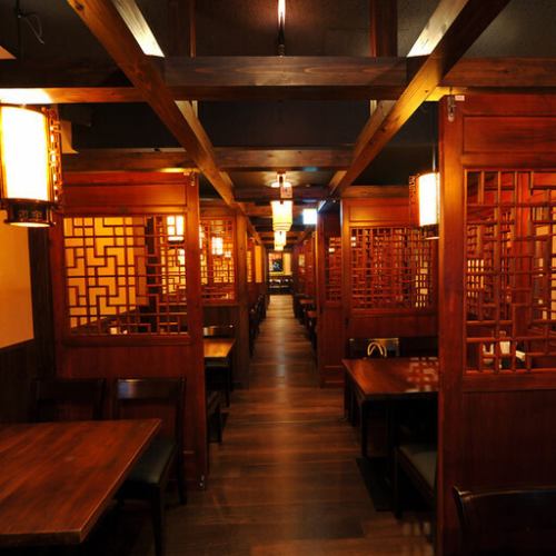 【テーブル席】広々とした店内にテーブル席をご用意。ディナーのお食事はもちろん、飲み会、女子会、ランチなど用途を選びません！