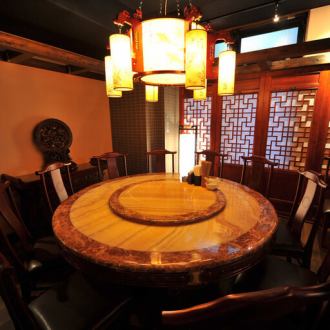 【完全個室】大理石のテーブルで王室気分♪リッチな気分でお食事をお楽しみいただけます。人気のお部屋なのでご予約はお早めに！