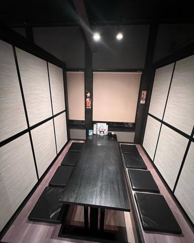 There are 4 private rooms.Seats cannot be reserved on weekends.