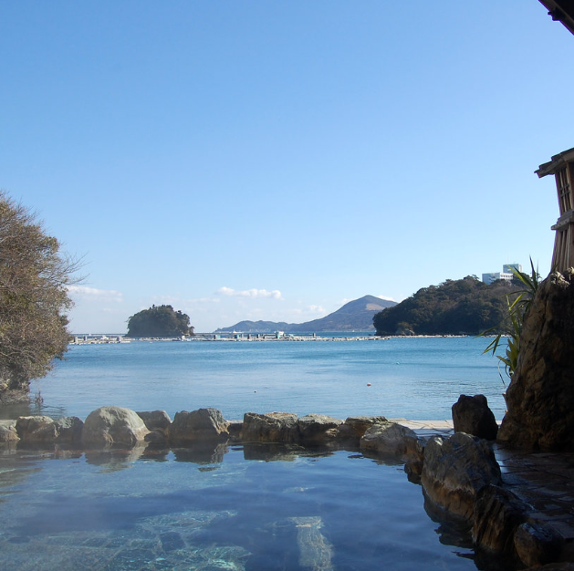 准备好全天温泉计划，一边泡温泉一边欣赏海景。