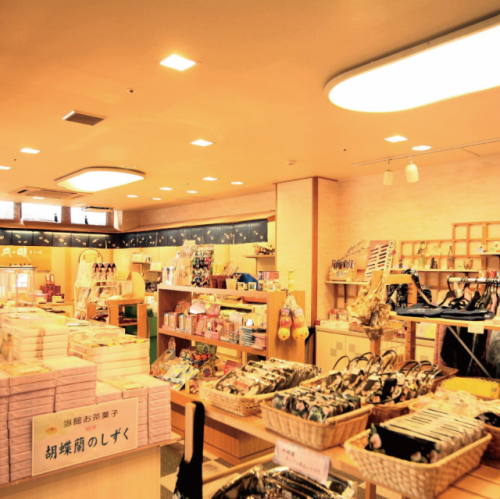 A wide variety of Ise specialties are on display.A great memento of your trip or a souvenir.