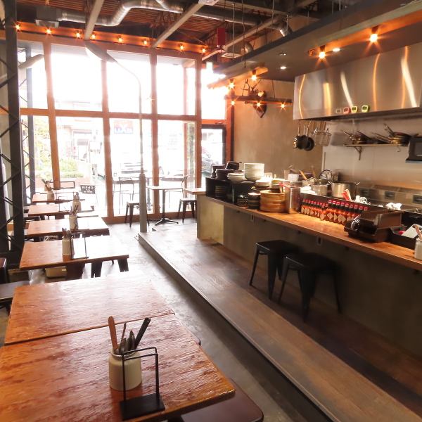 お店は木造で、照明が暖色系の落ち着いた雰囲気なので、大人もお子様もリラックスして過ごせます。打ちっぱなしの壁がカジュアルさとお洒落さを演出しています☆どなた様もお気軽にどうぞ!