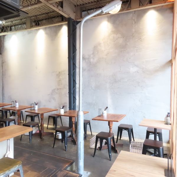 店内は温もりあふれる木を基調としたデザインで、柔らかな照明が落ち着いた空間を演出します。温かみが心地よく、まるで自然の中のレストランにいるような穏やかな雰囲気の中でゆったりとイタリアンを楽しめます◎