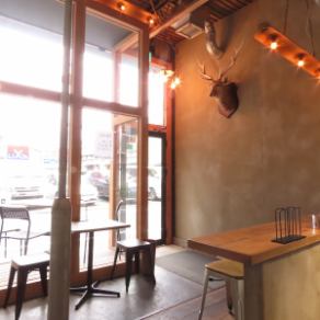 2名様用のテーブルが7つございます。3名以上でのご利用の場合複数テーブル利用可能です。