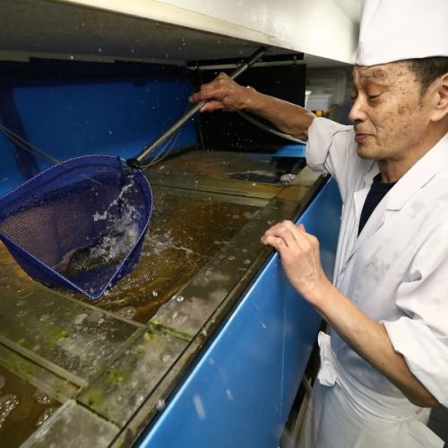The horse mackerel is pulled out of the tank and cooked on the spot, making it a selling point for its freshness.