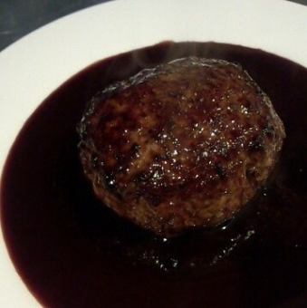 お肉だらけののハンバーグ、赤ワインソース
