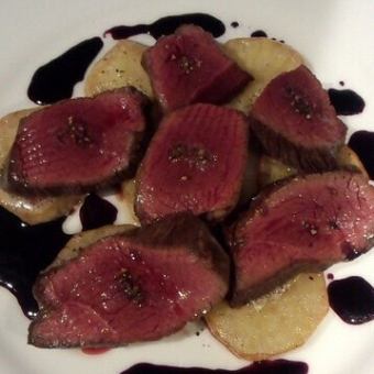 蝦夷鹿しんたま肉のロースト、カシスソース