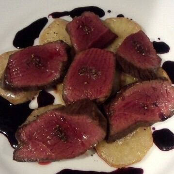 蝦夷鹿しんたま肉のロースト、カシスソース