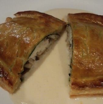 本日のお魚料理（写真例:真鯛とキノコのパイ包み焼、ブールブランソース）