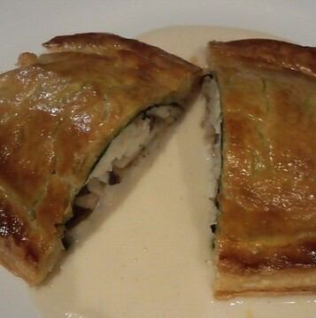 本日のお魚料理（写真例:真鯛とキノコのパイ包み焼、ブールブランソース）