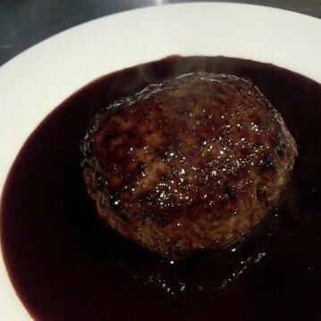 赤ワインを使用した当店自慢の『ハンバーグ』