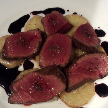 『蝦夷鹿しんたま肉のロースト～カシスソース～』