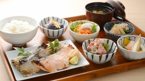 Enjoy recommended dishes and obanzai for lunch