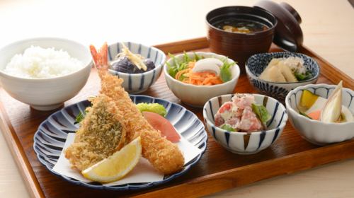 您可以選擇主食的午餐是1100日元〜