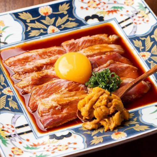 [Izumushi] Rare! Seared tuna cheek meat yukhoe <accompanied by raw sea urchin>