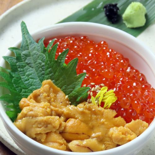 Raw sea urchin and salmon roe rice