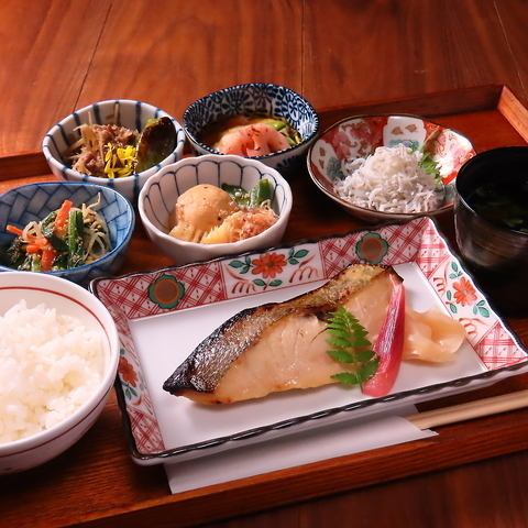 おばんざい5品、白飯、汁物が付くお膳が基本のスタイルです