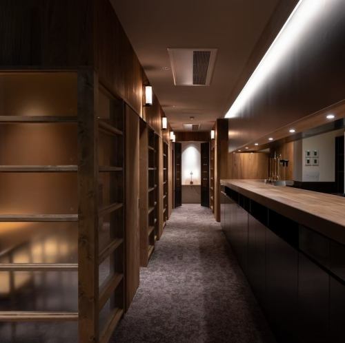 <p>泉に佇む大人たちの隠れ家。都会の喧騒を離れお寛ぎいただける空間です。</p>