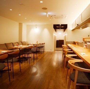 木のぬくもりが溢れる落ち着いた店内は憩いの空間をご提供いたします。