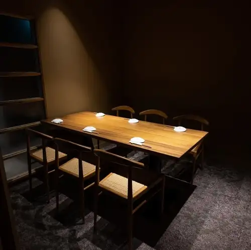<p>奥へ進むと雰囲気のあるお席があります。都会の喧騒から離れお寛ぎください。</p>