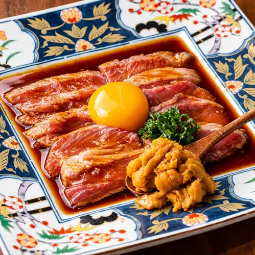【NO.1人気メニュー】希少！鮪ほほ肉のたたきユッケ<生ウニ添え>