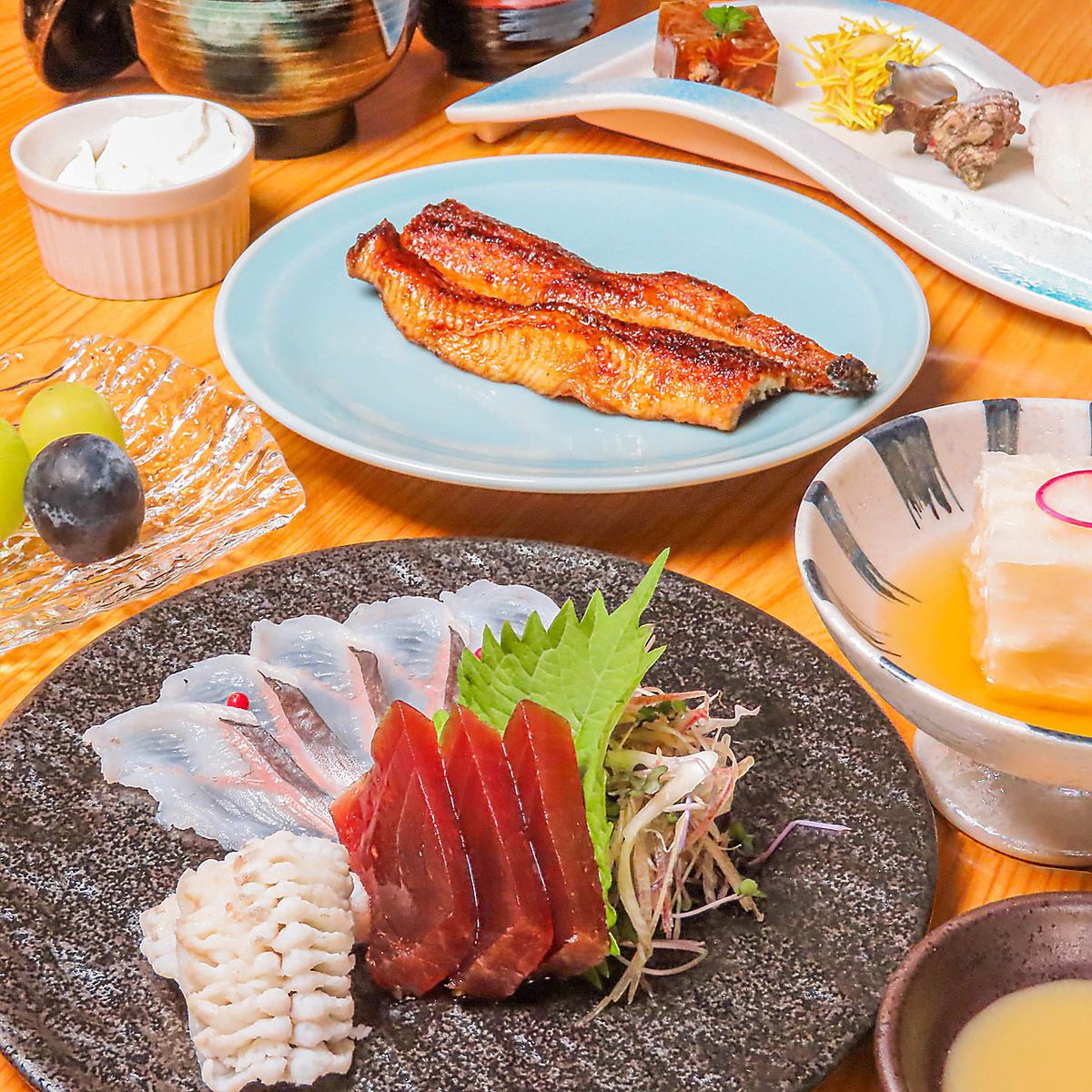 関西風の鰻重と、刺身などの稀少な鰻一品料理をご堪能ください。