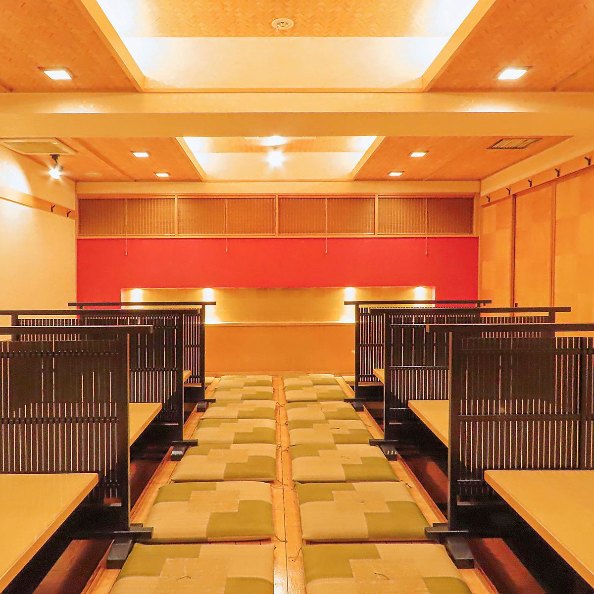 A semi-private room with sunken kotatsu seats can be reserved for 20 to 30 people.
