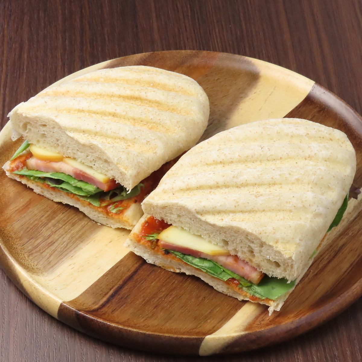 ランチにぴったりな当店人気のパニーニでぜひ特別なひとときを。