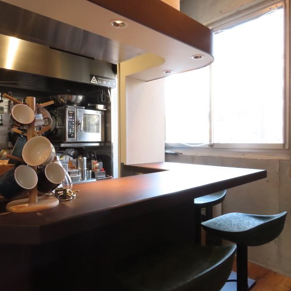 【向ケ丘遊園駅徒歩3分の好立地◎】駅からすぐの便利な場所に位置する当店は、仕事帰りのサクッとした食事にぴったり。2人用から4人用のテーブル席があり、少人数でも大人数でも利用可能です。忙しい日常の合間に、ちょっとした贅沢を楽しむことができる空間。美味しい料理と素敵な雰囲気が、心を癒してくれます。