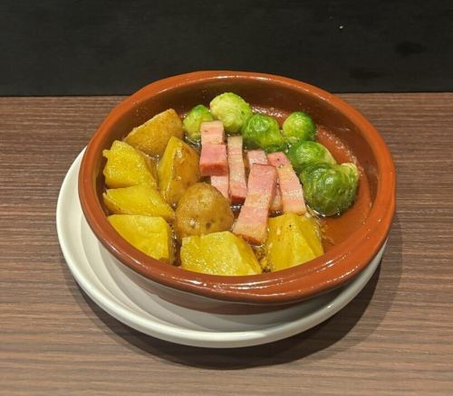 ジャガイモとベーコンのアヒージョ