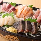 ★3小時無限暢飲×8道菜品4,378日圓★享受壯觀的船森和著名的迷你鮭魚子蓋飯！充滿海鮮的翔魚套餐！