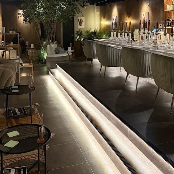 温かみのある雰囲気のインテリアは、木を基調としたデザインで心地よい空間を提供します。貸し切りも可能で、特別なイベント等にも最適です。非日常的な環境で、思い出に残るひとときを過ごせる場所です。どんなシーンにも対応できる、魅力的な空間です。