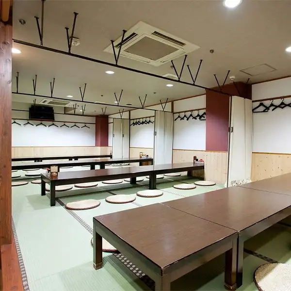 【座敷席/～70名様】大人数のご宴会にも◎足を伸ばして寛げる広々とした和空間。最大70名様までご利用可能で、カーテンの仕切りを使えば人数に合わせた半個室空間としてもお使いいただけます。足を伸ばしてリラックスしながら、自慢の地鶏鍋や豊富な種類のお酒を皆様でワイワイと心ゆくまでお楽しみください！