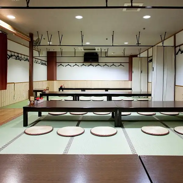 【座敷貸切/46～70名様】決起会や大規模な同窓会に！博多駅近くの広々とした和空間。当店では４６～70名様まで貸切利用可能な広々とした座敷席をご用意しております。博多駅筑紫口から徒歩2分という抜群の好立地で、県外からの出張客が多いお集まりにも大変便利です。九州の美味が詰まった飲み放題付きコースと共にぜひ。