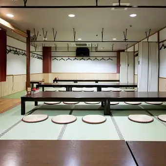 【座敷貸切/46～70名様】決起会や大規模な同窓会に！博多駅近くの広々とした和空間。大規模な企業の決起会や同窓会などご宴会に最適な貸切プラン。４６～70名様まで貸切利用可能な広々とした座敷席をご用意しております。博多駅筑紫口から徒歩2分という抜群の好立地で、県外からの出張客が多いお集まりにも大変便利です。