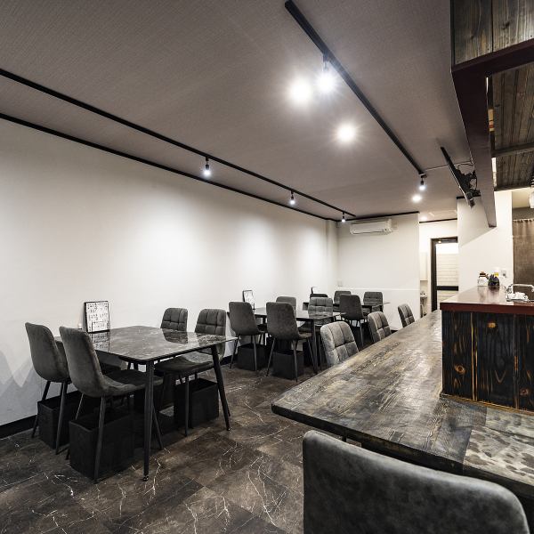 【宴会/貸切】フロア全体が見渡しやすいワンルーム設計で、宴会や貸切利用でも一体感のある時間が過ごせるのが魅力。最大18名まで利用でき、テレビを使った観戦企画やサプライズ演出にも対応可能。プライベート感を大切にした小規模宴会にぴったりの使い勝手の良い空間です。