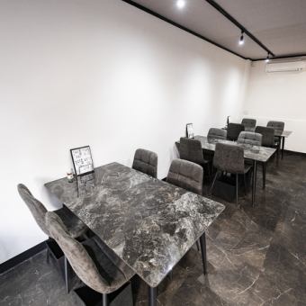 席間にゆとりがあり、デートや友人とのちょい飲みに最適。必要に応じて4名卓と連結し、レイアウト変更も対応します。