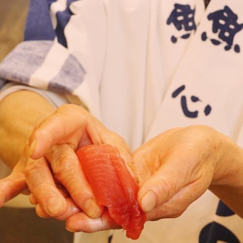 Authentic sushi held by craftsmen!