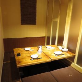 A semi-private room with sunken kotatsu for 2 to 4 people.There is a door at the entrance, but the partition between the neighbors is a roll screen.Since it is movable, it can be used as a complete private room for up to 24 people.