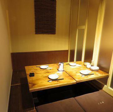 The photo shows a semi-private room with a sunken kotatsu table for 2-4 people.Since it is movable, it can also be used as a completely private room with sunken kotatsu for up to 24 people.We also have private rooms with sunken kotatsu tables for 5-7 people, private rooms with sunken kotatsu tables for 9-12 people, and tables for 4-6 people.