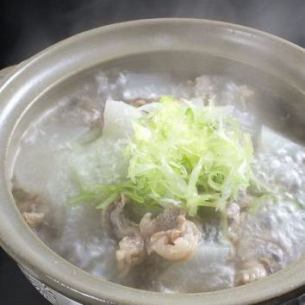 Braised beef tendon and radish in a clay pot