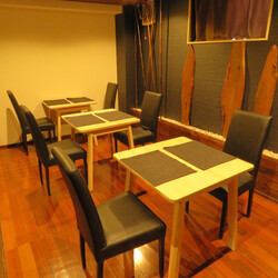 [Table seats] Recommended for girls' night out, birthdays, parties, etc., up to 10 people can sit around the crane and enjoy the food.◎This is the perfect seat for dining with friends. We are ready! We look forward to your visit.